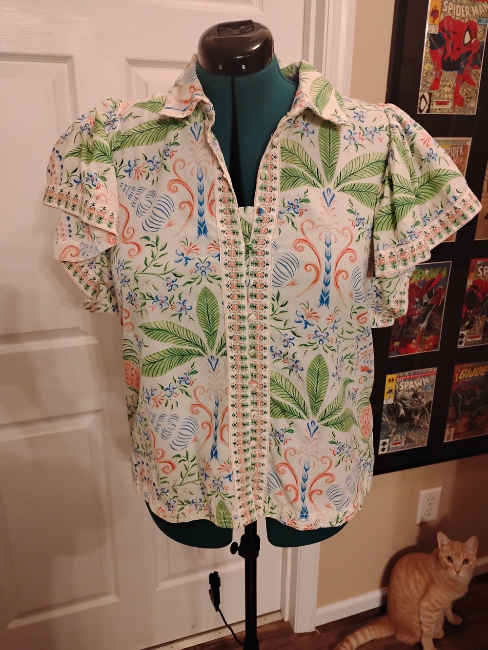 crown & ivy White Tropical Print Button-Front Blouse with Green Leaves